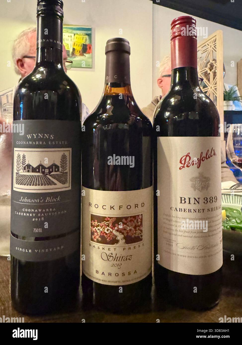Drei Flaschen Rotwein aus South Australia Wynns Johnson's Block Cabernet Sauvignon 2018 Rockford Basket Press Shiraz 2013 Penfolds bin 389 2014 - Smartphone-aufgenommenes Stockfoto