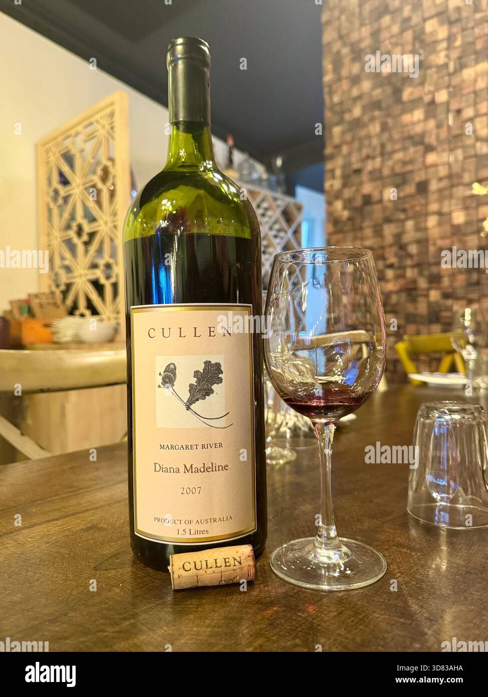 Magnum von Rotwein Margaret River Cullen Cabernet Sauvignon Diane Madeline 2007 - Smartphone-aufgenommenes Stockfoto