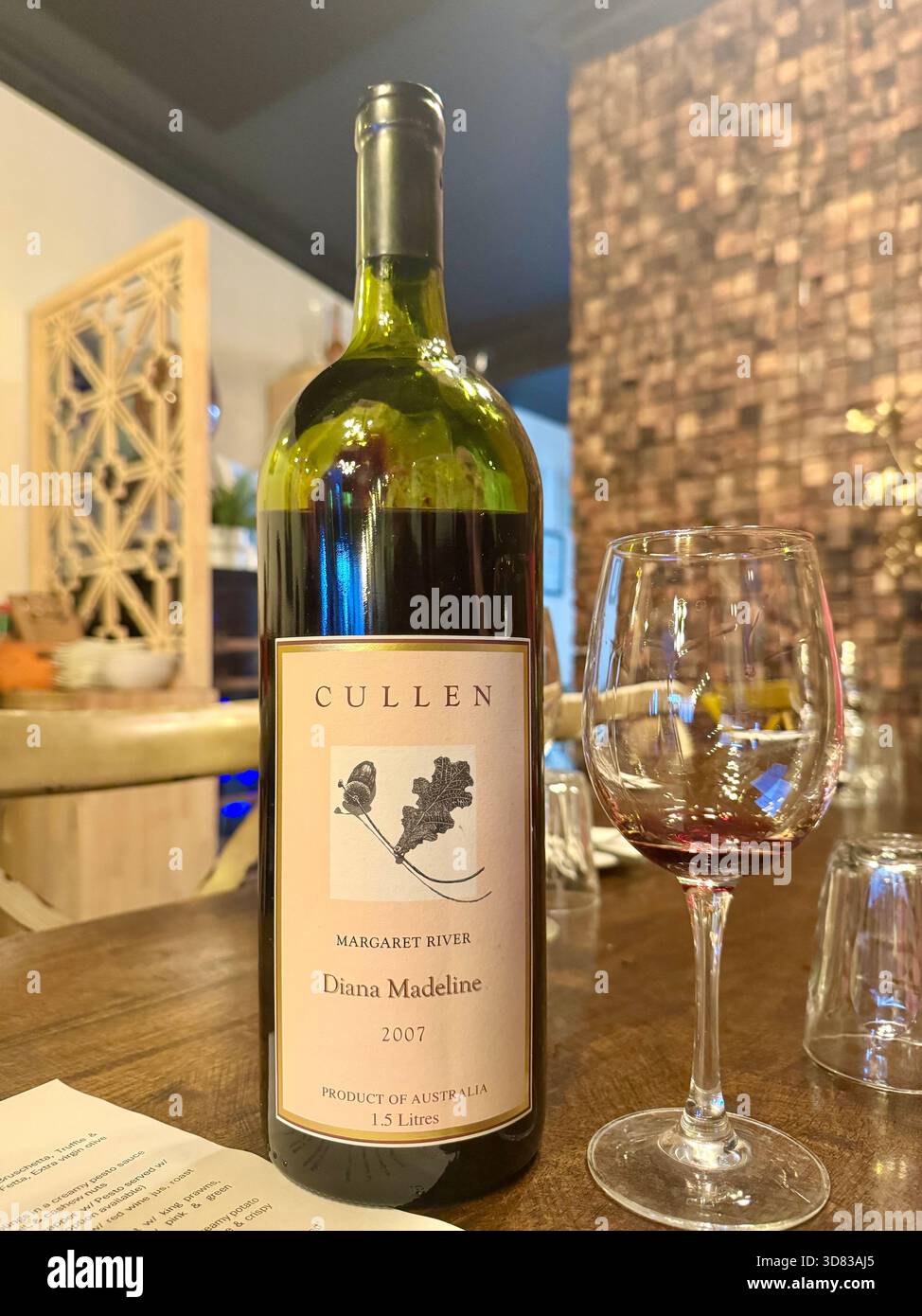 Magnum von Rotwein Margaret River Cullen Cabernet Sauvignon Diane Madeline 2007 - Smartphone-aufgenommenes Stockfoto