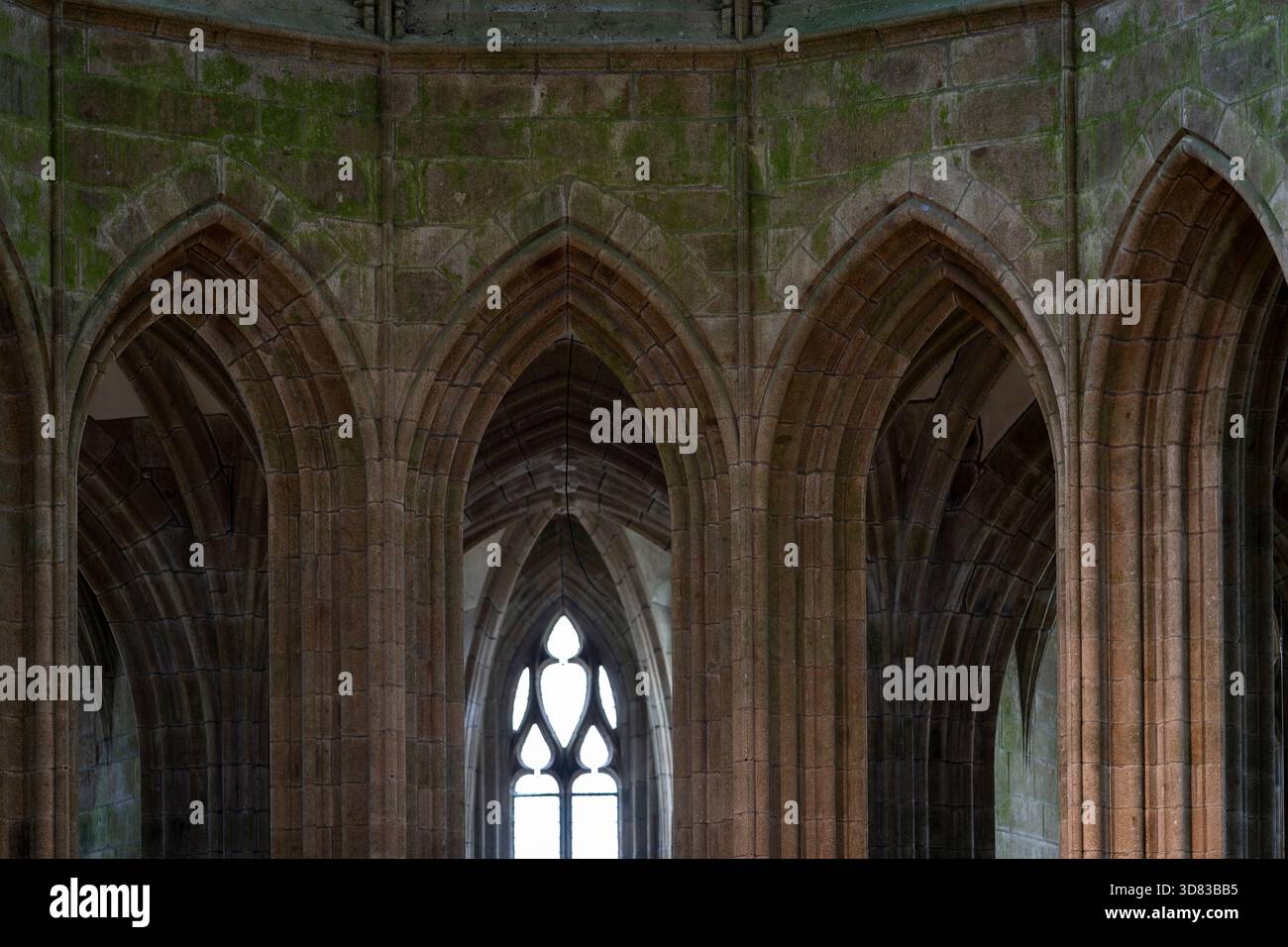 Gotische Steinbögen in der Abtei Mont Saint-Michel, Frankreich. Gotische Architektur mit Spitzbögen und Steingewölben in der Abtei Mont Saint-Michel. Stockfoto