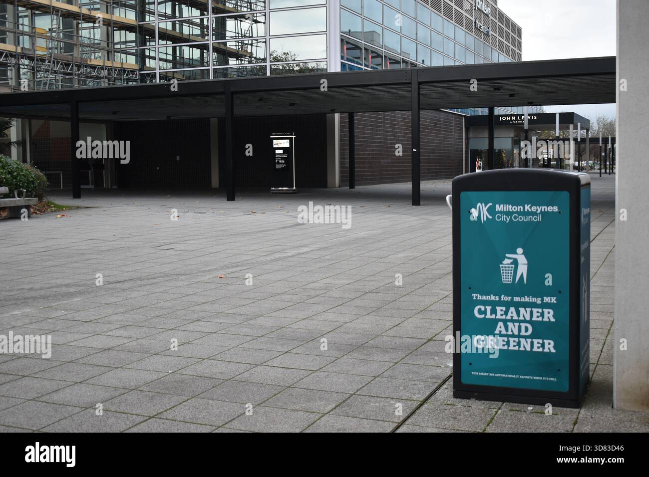 Ein Abfalleimer im Einkaufszentrum Central Milton Keynes mit Kopierraum. Stockfoto