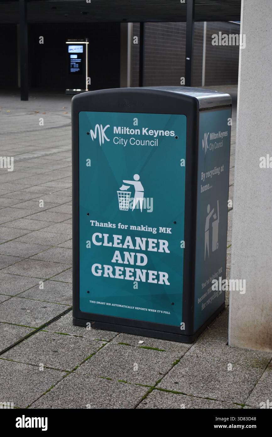 Ein Abfalleimer im Einkaufszentrum Milton Keynes. Stockfoto