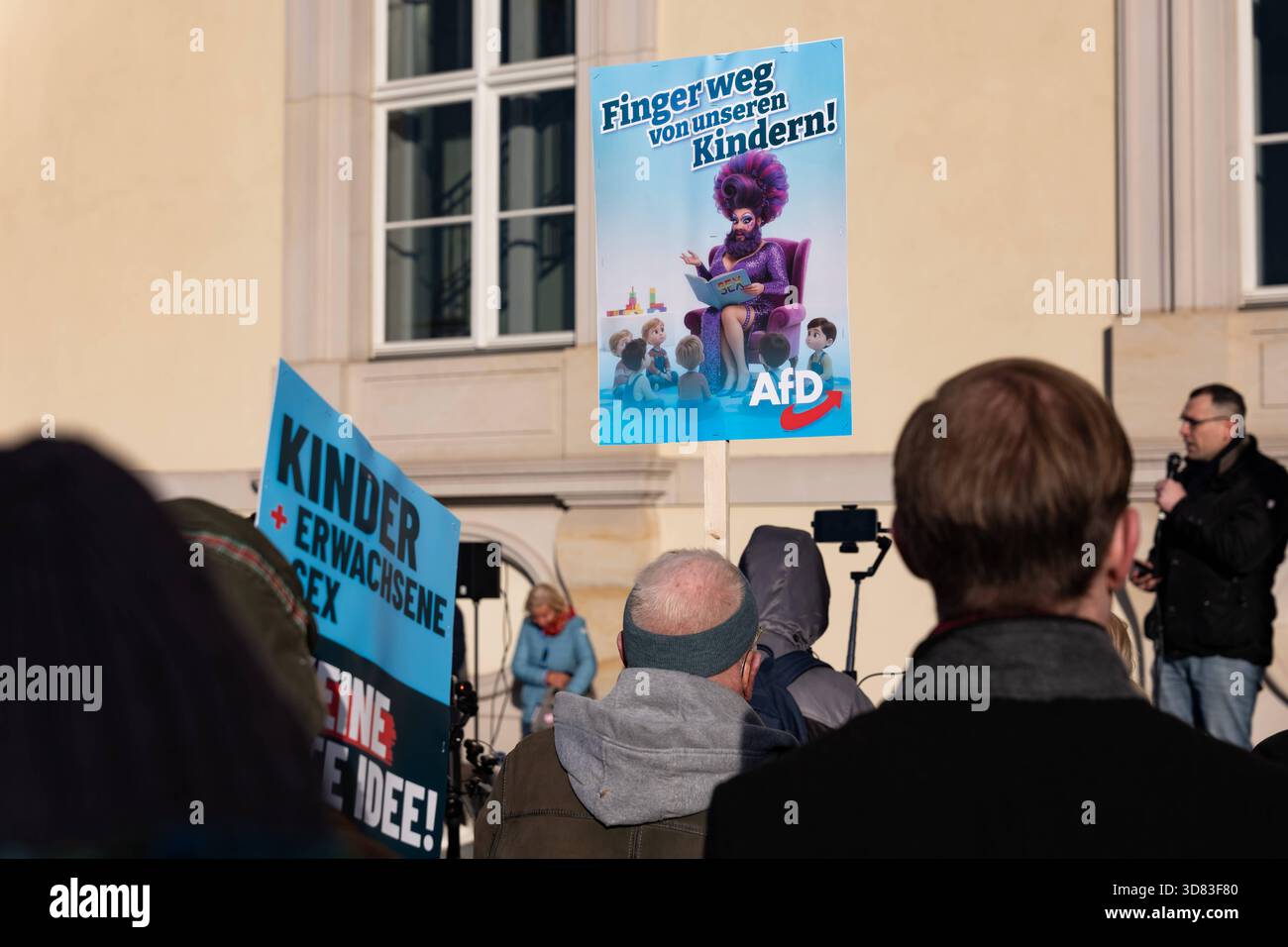 Protest der AfD gegen eine Bilderbuchlesung gehalten von Drag Queens für Kinder und Familien im Humboldt Forum in Berlin am 23. November 2025. Drag Queens lesen Bilderbücher für Kinder und Familien *** Protest der AfD gegen eine Bilderbuchlesung von Drag Queens für Kinder und Familien beim Humboldt Forum in Berlin am 23. November 2025 Drag Queens lesen Bilderbücher für Kinder und Familien Stockfoto
