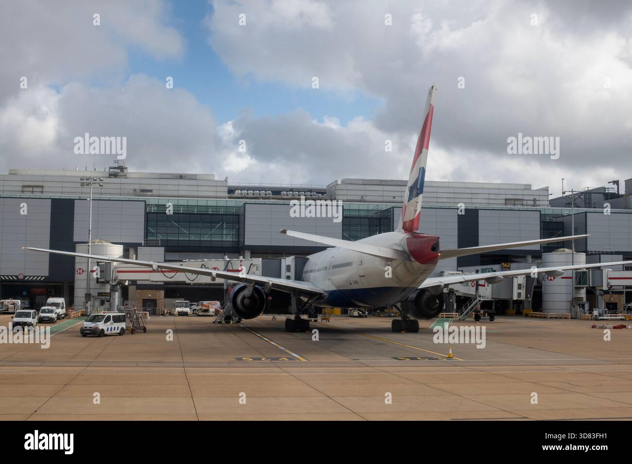 London Gatwick, Flughafen, Crawley, West Sussex Boeing, 777-200 warten am Stand Stockfoto