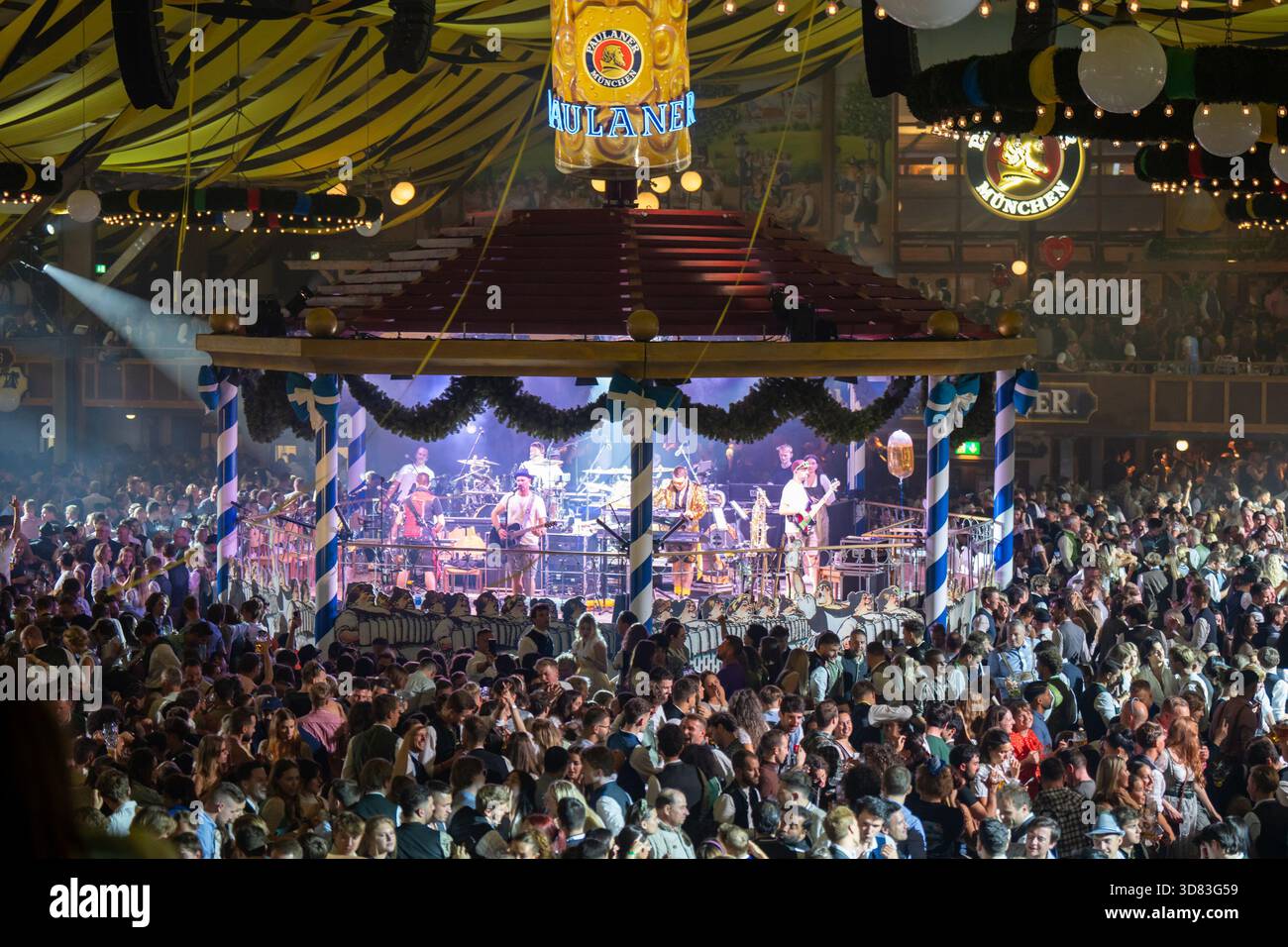 Paulaner festzelt -Fotos und -Bildmaterial in hoher Auflsung  Alamy