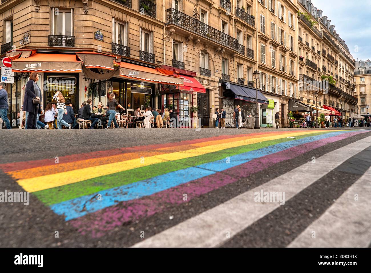 Paris Frankreich Regenbogenfarben im Marais-Viertel in der Nähe von Geschäften Stockfoto