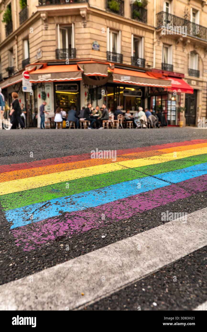 Paris Frankreich Regenbogenfarben auf der Straße im Marais-Viertel Stockfoto