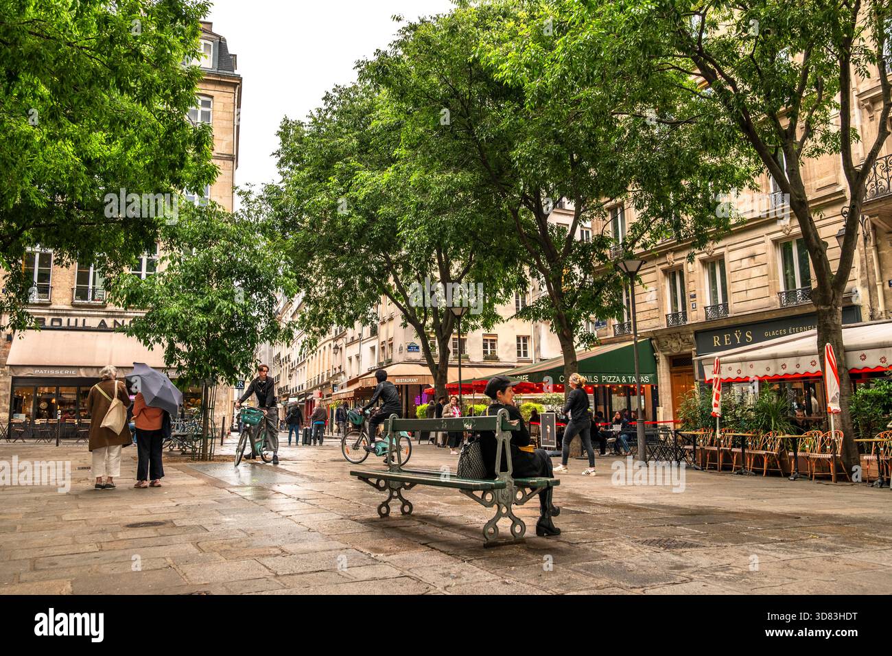 Paris France City plaza mit Geschäften und Restaurants in Marais Stockfoto
