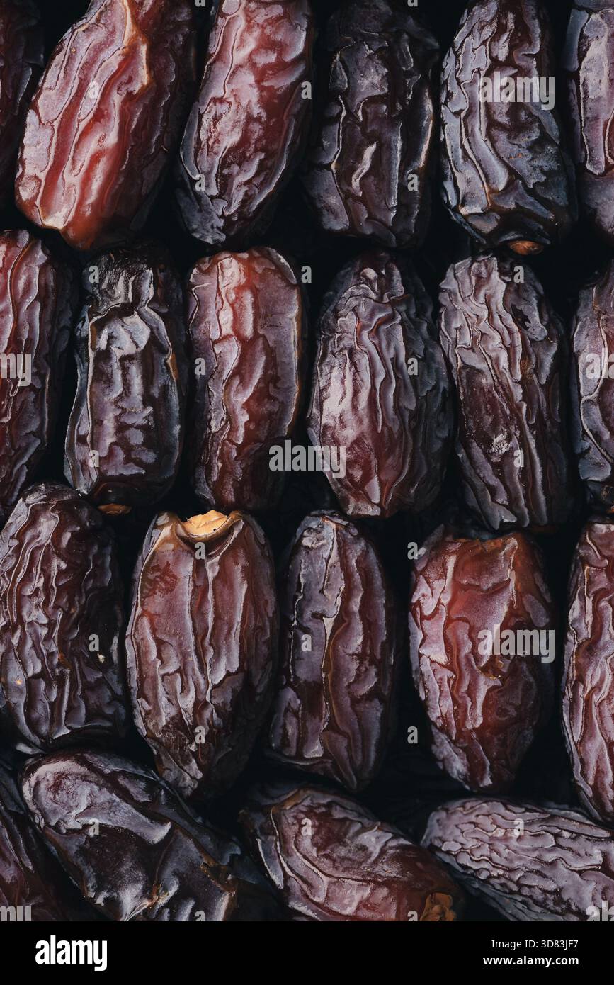 Makrotextur von mehrschichtigen Datumsangaben – vertikale Nahaufnahme der Lebensmittelaufnahme Stockfoto