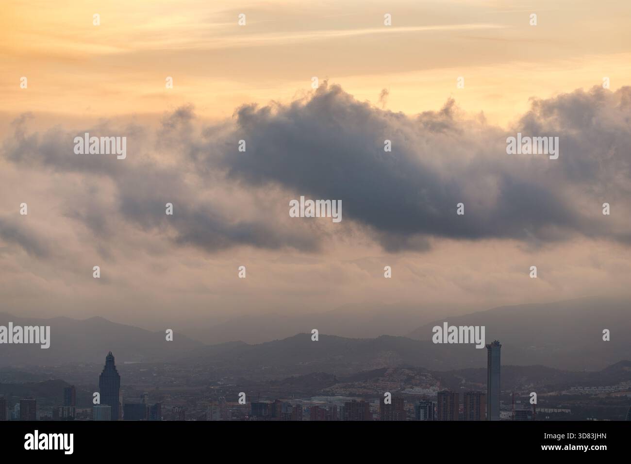 Wolkendecke über der Stadt in Benidorm Stockfoto