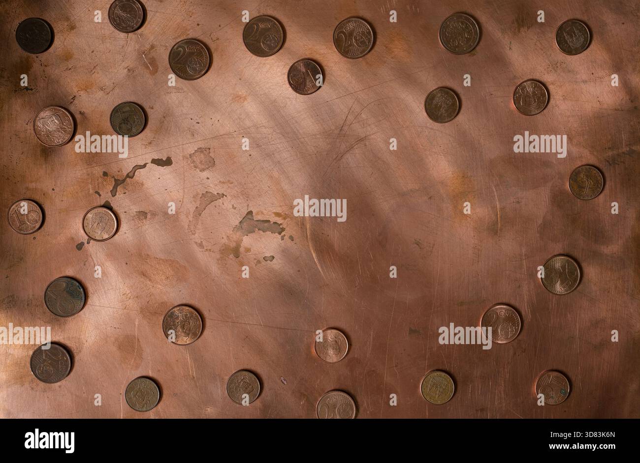 Ein- und zwei-Euro-Cent-Münzen aus kupferbeschichtetem Stahl auf dem grunge-Kupfer-Hintergrund. Kopierbereich. Stockfoto