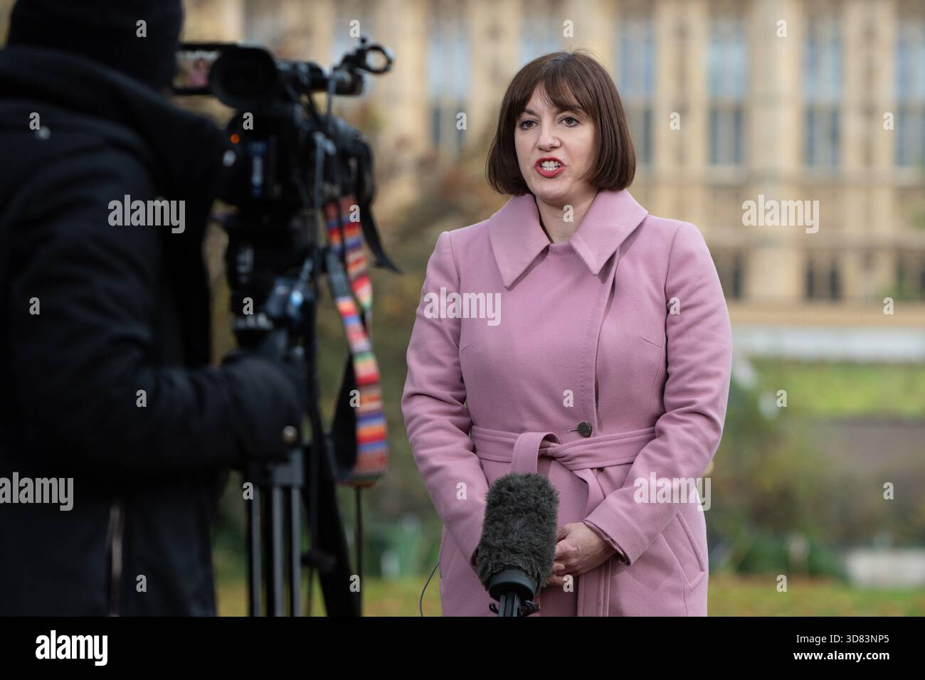 London, England, Großbritannien. November 2025. Die Bildungsministerin BRIDGET PHILLIPSON spricht am 28. November 2025 während ihrer morgendlichen Medienrunde mit Fernsehsendern in Westminster. (Kreditbild: © Thomas Krych/ZUMA Press Wire) NUR REDAKTIONELLE VERWENDUNG! Nicht für kommerzielle ZWECKE! Stockfoto