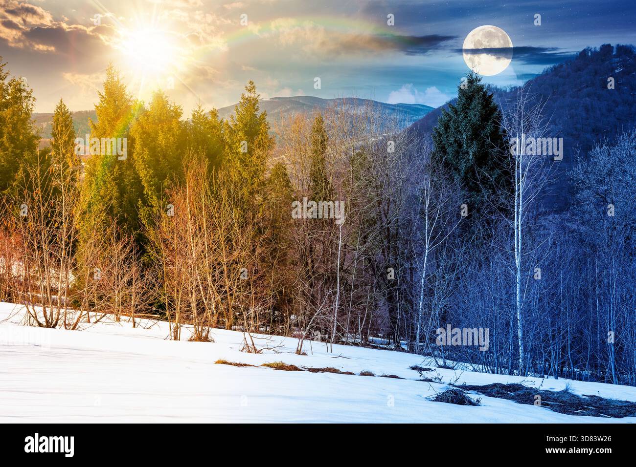Berglandschaft mit Mischwald auf schneebedecktem Hang. Tag- und Nachtzeitwechsel. Himmel mit Wolken, Sonne und Mond auf Frühlingsquinox. dualit Stockfoto