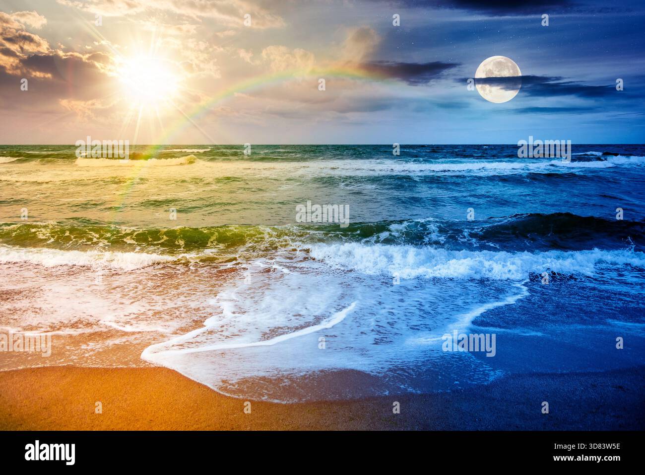 Meereswellen stürmen am Sandstrand. Tag- und Nachtzeitwechsel. Sommersonnenwende bei windigem Wetter unter bewölktem Himmel mit Sonne und Mond. Ansicht des DRAM Stockfoto
