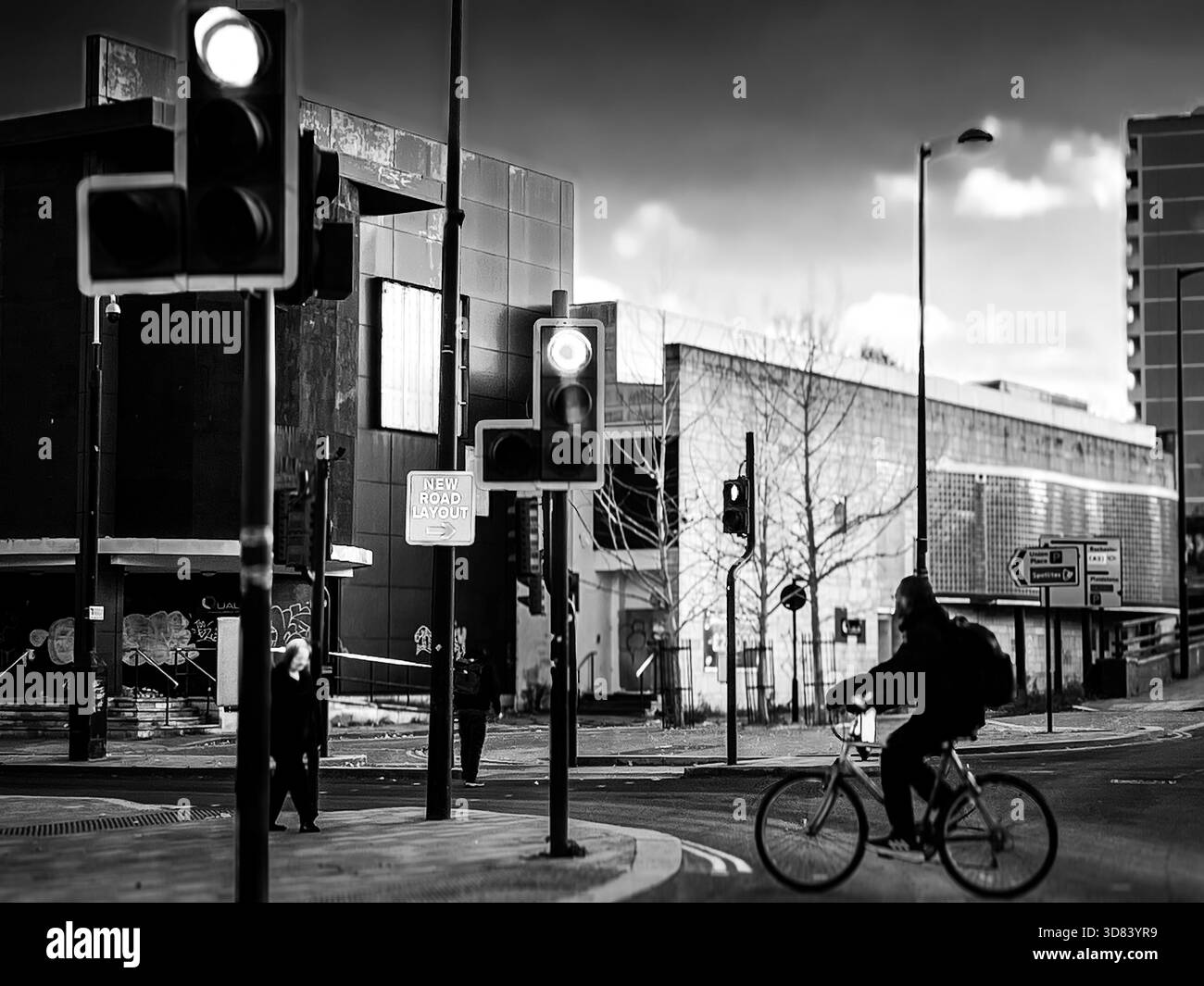 Geschäftige Überquerung neben der verfallenen Gala Bingo Halle in einem renovierten Bereich im Stadtzentrum von Chatham, Medway Kent, England, UK Nov 2025 Stockfoto