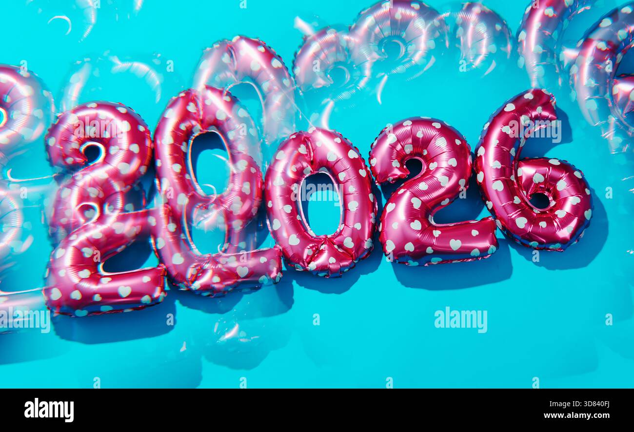Ballons mit rosafarbenem Herzmuster, die 2026 zum neuen Jahr Formen, erzeugen einen dynamischen kaleidoskopischen Effekt, während ihre wiederholten Reflexionen lebendig werden Stockfoto