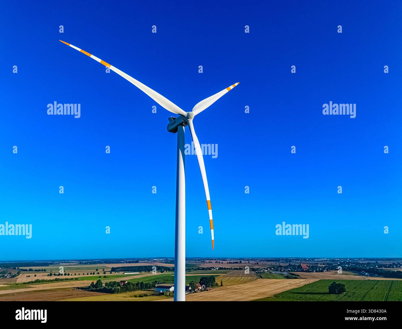 Windturbinenfarm. Windmühle über dem blauen Himmel. Stockfoto