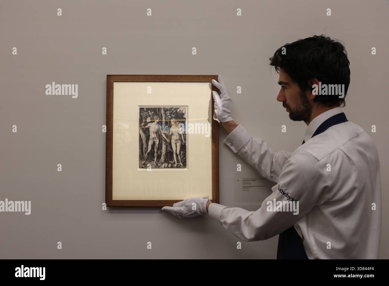 Sotheby’s, London, Vereinigtes Königreich. 28. November 2025. Albrecht Dürers außergewöhnlich seltener Adam und Eva, ein Wahrzeichen der Renaissance-Druckerei und geschätzt auf 250.000–450.000, wird während eines Fotobesuchs bei Sotheby’s präsentiert Stockfoto