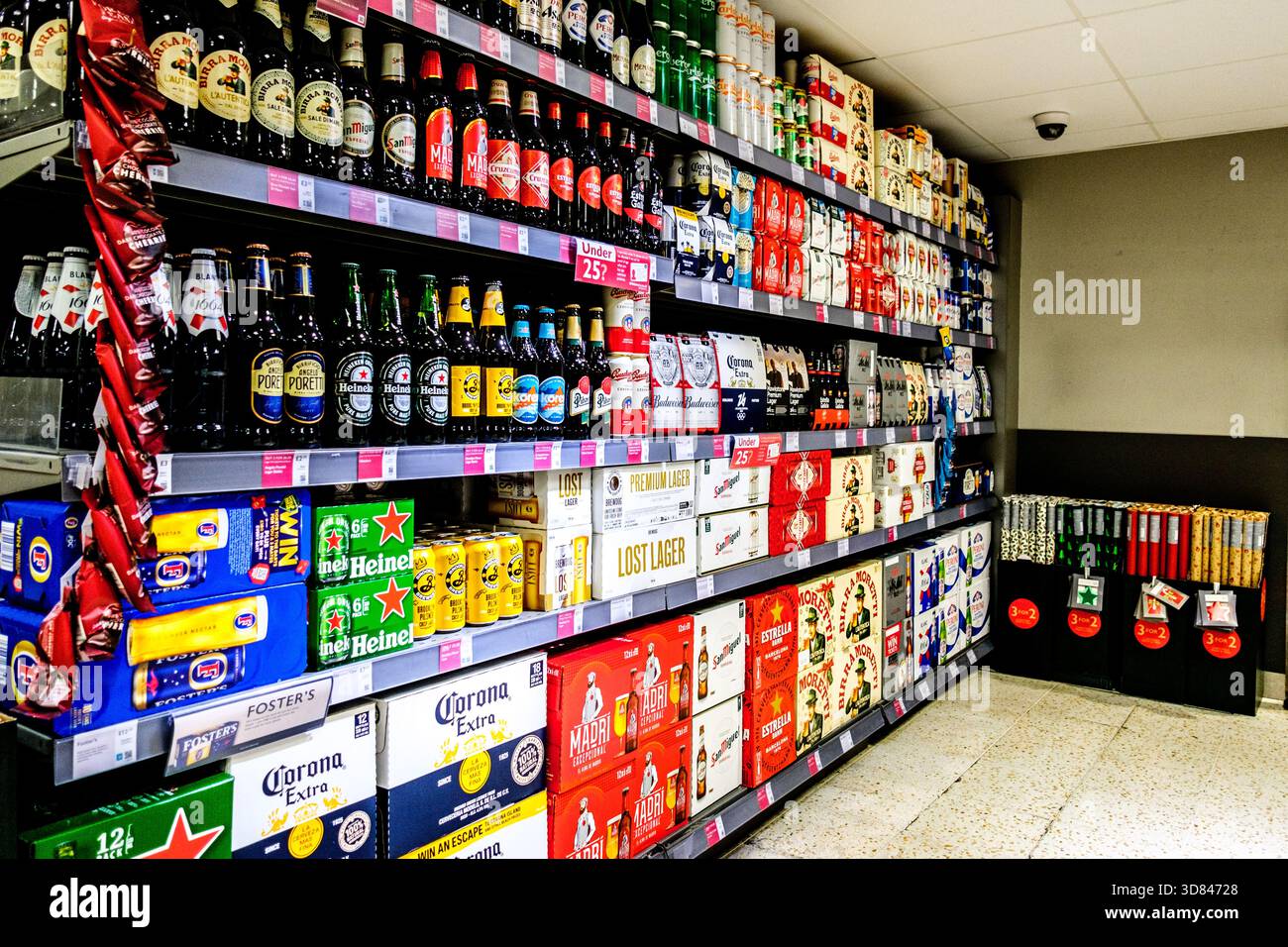 London UK, 28. November 2025, Auswahl an Supermarkt-Ausstellung von alkoholischem Bier und Lagergetränken Stockfoto