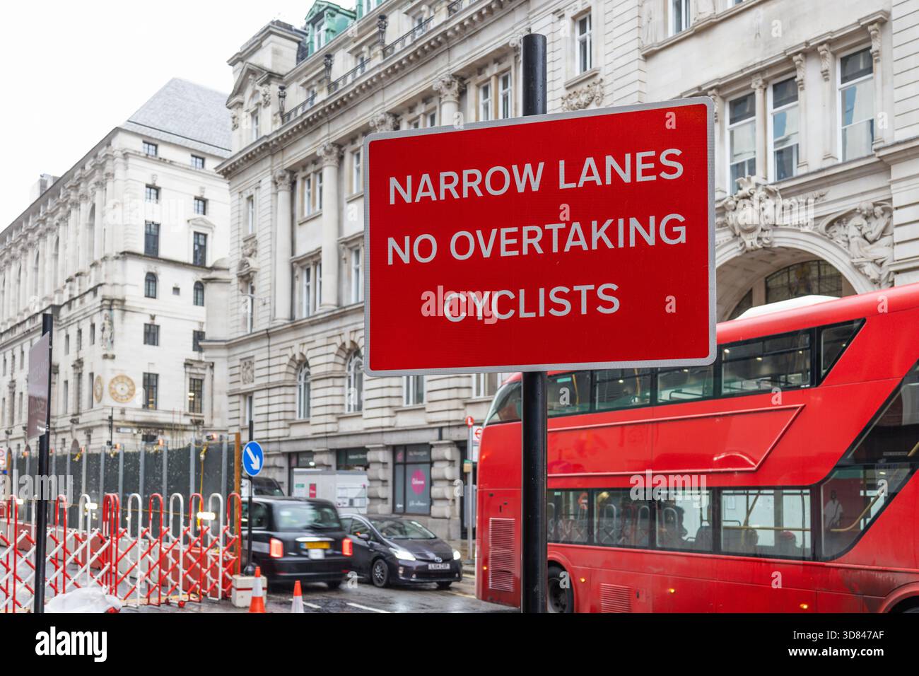 London Road Safety Schild Narrow Lanes Kein Überholer Von Radfahrern. London, Vereinigtes Königreich, 10. Dezember 2023 Stockfoto