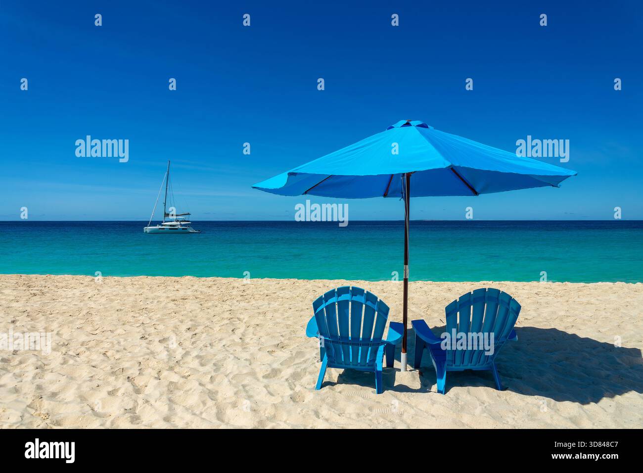 Zwei blaue Liegestühle und Sonnenschirme in Meads Bay Beach, Karibik Traum und Landschaft, Anguilla Island, British West Indies Stockfoto
