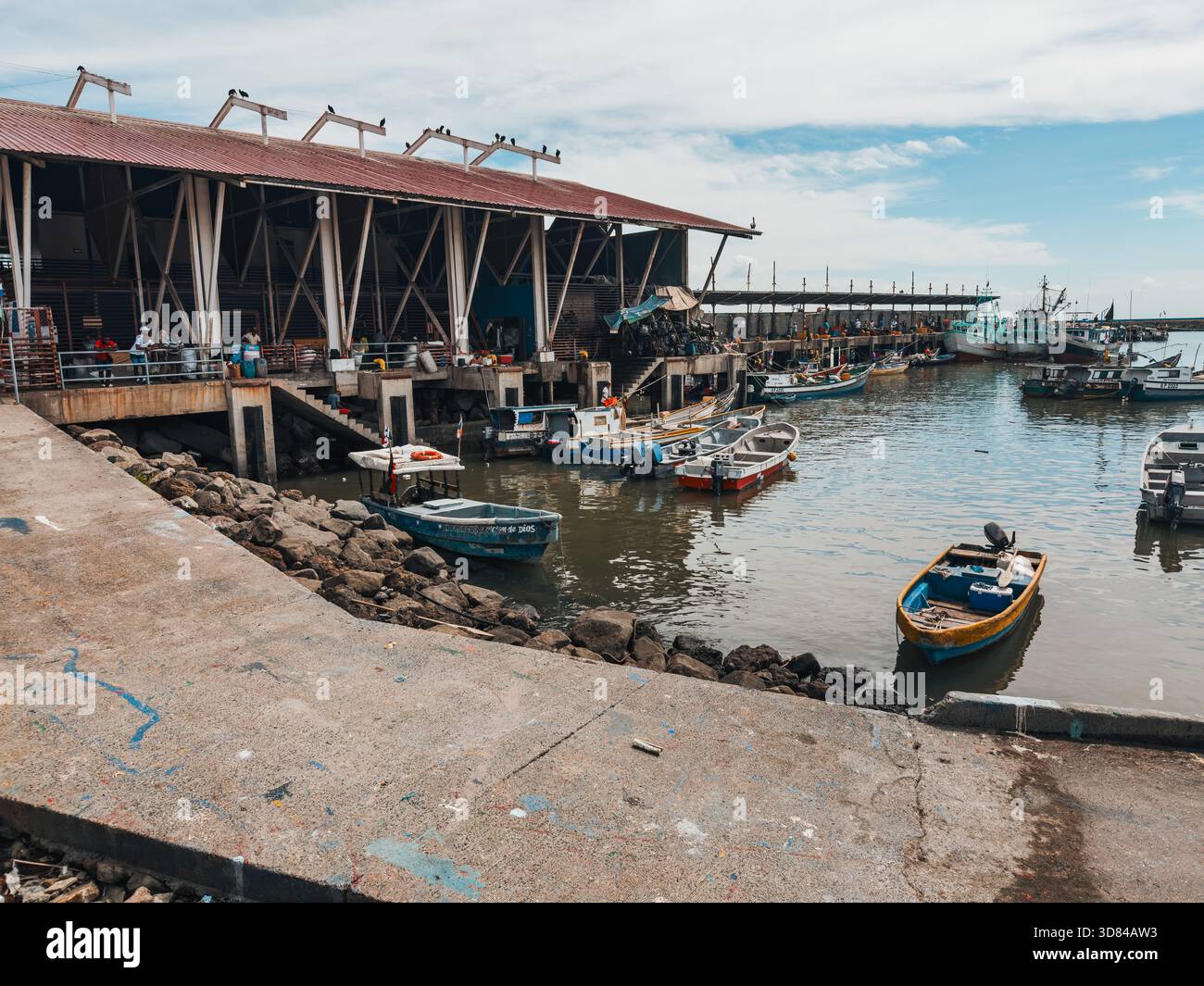 Fischerboote legten am belebten Mercado del Marisco in Panama-Stadt an, mit einem Markt am Wasser und Arbeitern entlang des Piers Stockfoto
