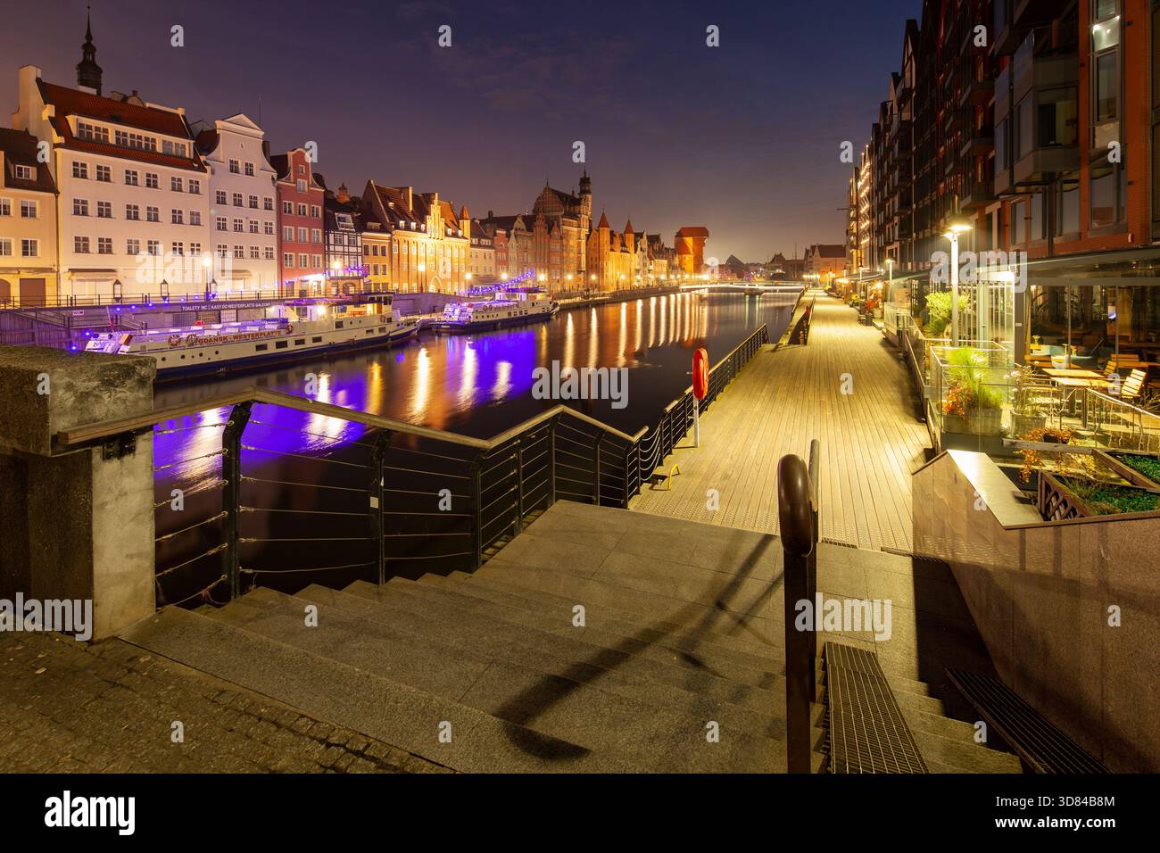 Sonnenaufgang am Flussufer in der Altstadt von Danzig, Polen. Stockfoto