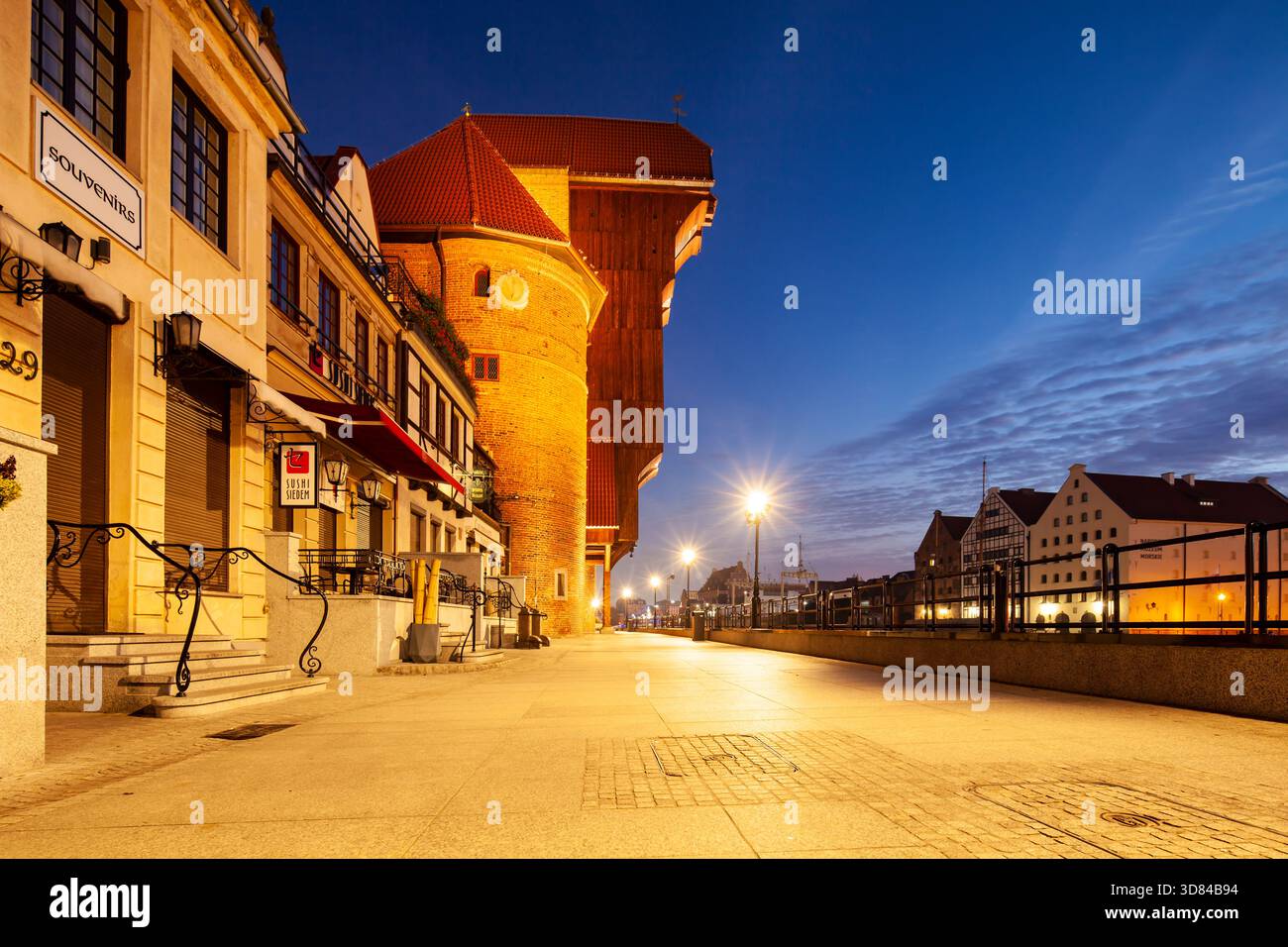 Sonnenaufgang am mittelalterlichen Hafenkran in der Altstadt von Danzig, Polen. Stockfoto