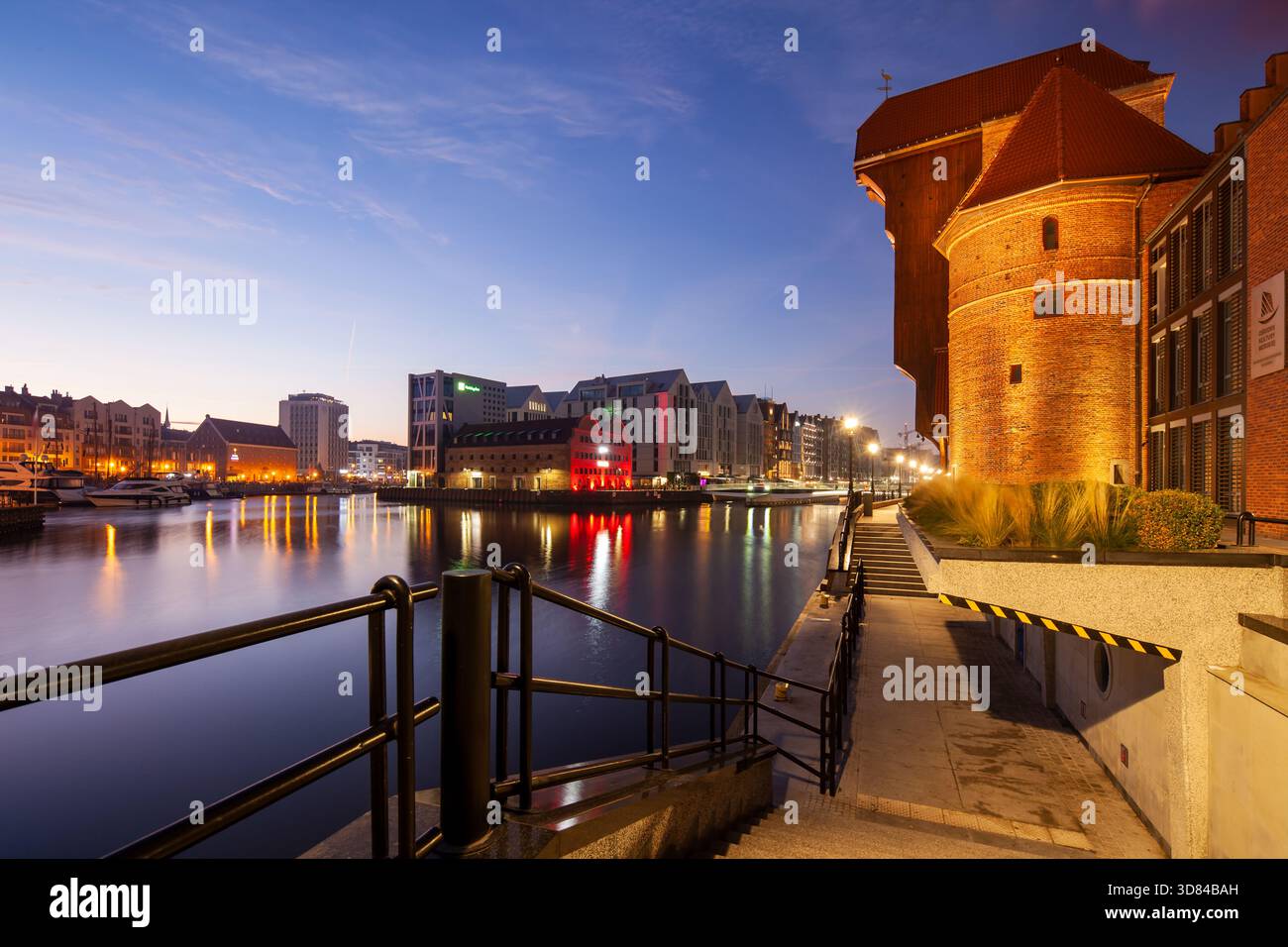 Sonnenaufgang am mittelalterlichen Hafenkran in der Altstadt von Danzig, Polen. Stockfoto