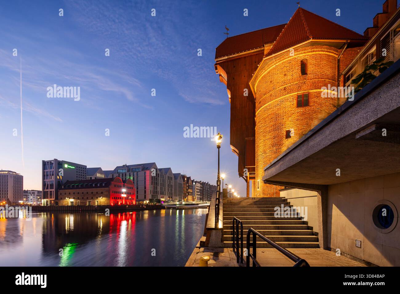 Sonnenaufgang am mittelalterlichen Hafenkran in der Altstadt von Danzig, Pomorskie, Polen. Stockfoto