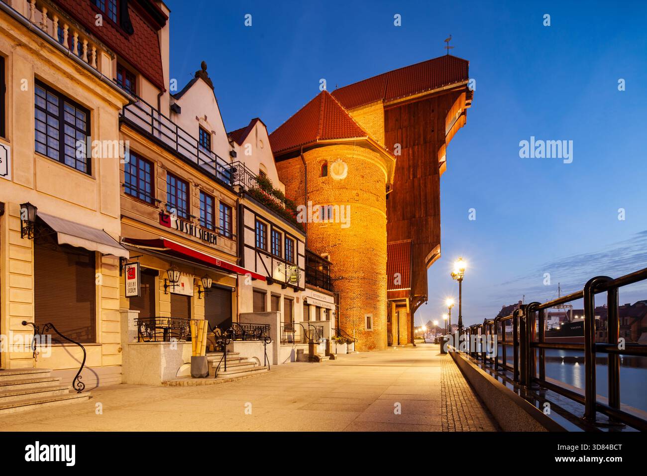 Sonnenaufgang am mittelalterlichen Hafenkran in der Altstadt von Danzig, Polen. Stockfoto