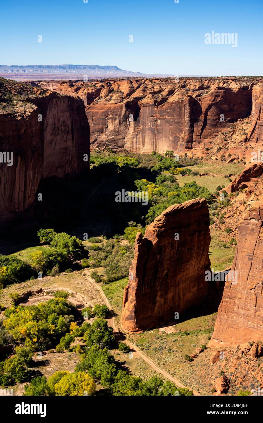 Der hoch aufragende Sandstein. Das Canyon de Chelly National Monument ist ein weitläufiger Park im Nordosten Arizonas auf dem Gebiet der Navajo-Stämme. USA. Stockfoto