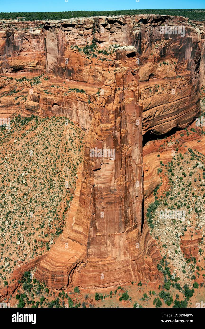 Der hoch aufragende Sandstein. Das Canyon de Chelly National Monument ist ein weitläufiger Park im Nordosten Arizonas auf dem Gebiet der Navajo-Stämme. USA. Stockfoto