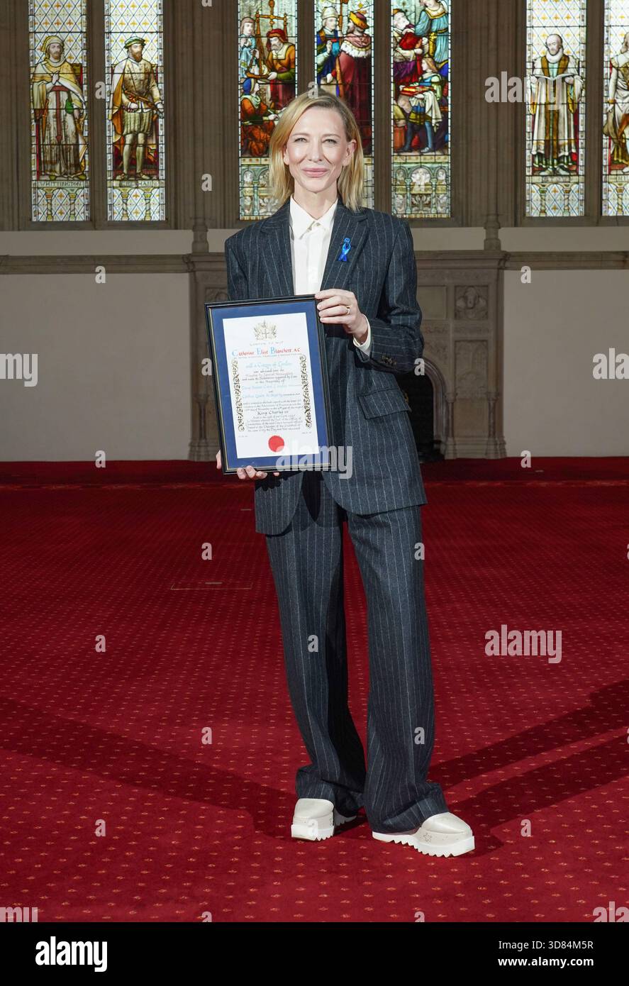 Schauspielerin Cate Blanchett, nachdem sie in der Old Library in der Guildhall in London die Freedom of the City of London in Anerkennung ihres herausragenden Beitrags zum Drama und ihrer Kampagnen zu humanitären und globalen Umweltthemen erhalten hatte. Bilddatum: Freitag, 28. November 2025. Stockfoto