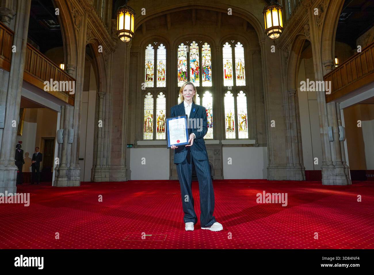 Schauspielerin Cate Blanchett, nachdem sie in der Old Library in der Guildhall in London die Freedom of the City of London in Anerkennung ihres herausragenden Beitrags zum Drama und ihrer Kampagnen zu humanitären und globalen Umweltthemen erhalten hatte. Bilddatum: Freitag, 28. November 2025. Stockfoto