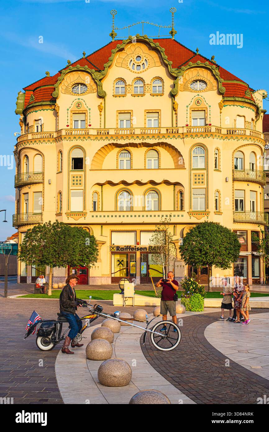 Rumänien, Siebenbürgen, Oradea, Union Square (Pia?a Unirii), Schwarzadlerpalast, symbolisches Denkmal der Stadt im Secession-Stil, erbaut zwischen 1907 und 1908 Stockfoto