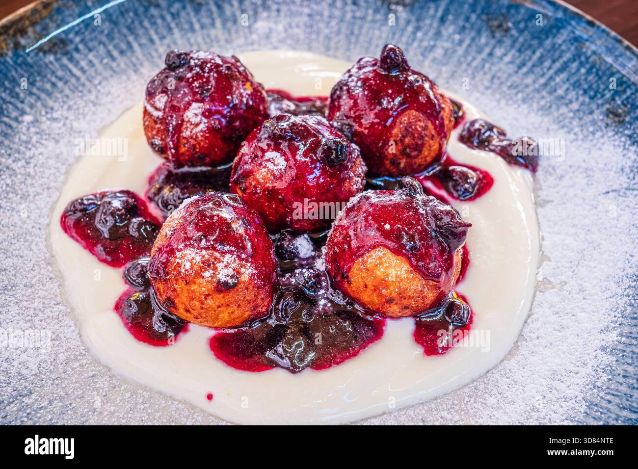 Rumänien, Siebenbürgen, Oradea, Papana?i, traditionelles rumänisches Dessert, Donuts mit süßem Hüttenkäse bedeckt mit Heidelbeermarmelade Stockfoto