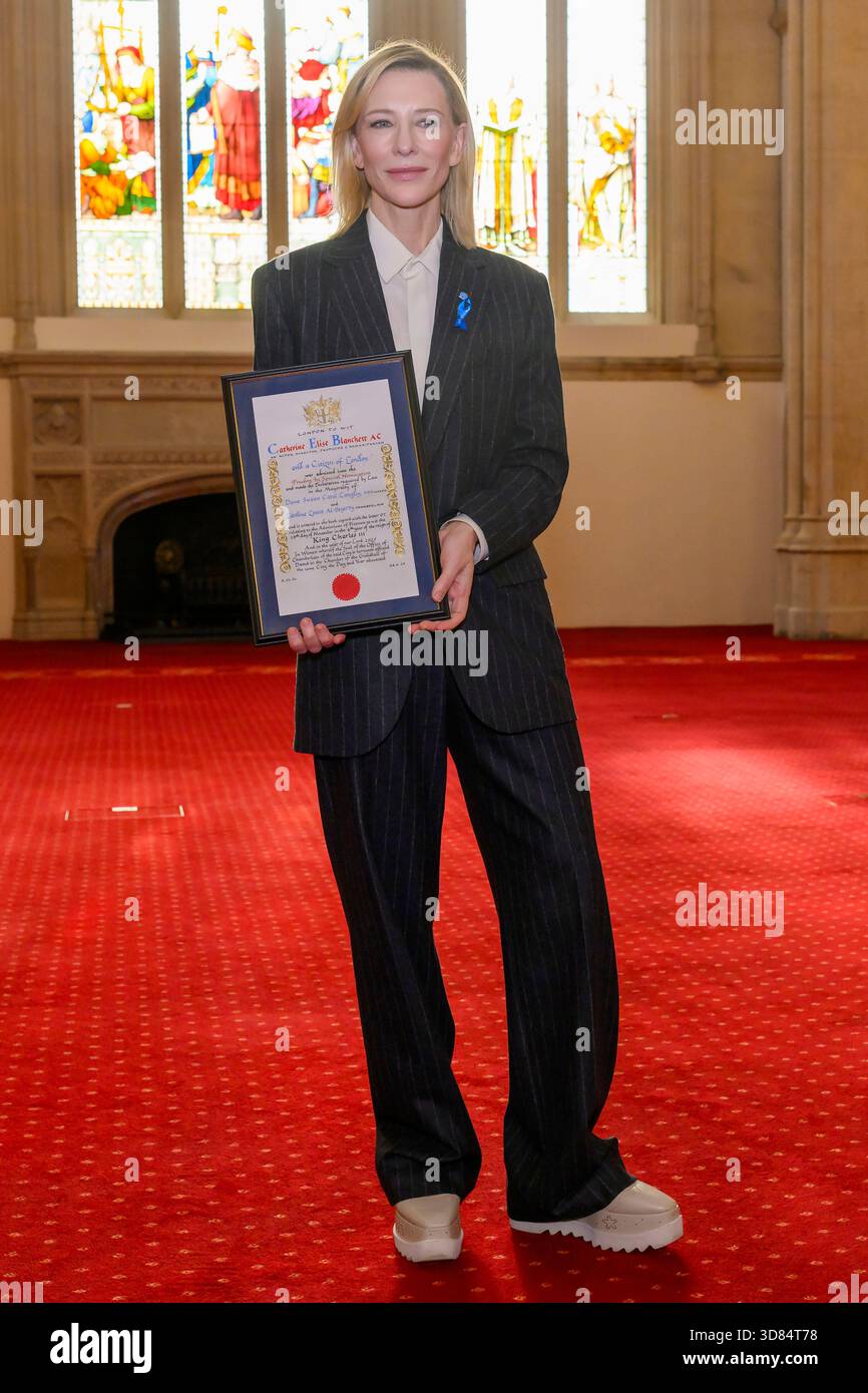 28/11/2025. London, Großbritannien die zweimalige Oscar-Gewinnerin Cate Blanchett erhält die Freedom of the City of London in Guildhall in Anerkennung ihres herausragenden Beitrags zum Drama und ihrer Kampagnen zu humanitären und globalen Umweltthemen. Cate Blanchett, die an der Zeremonie teilnahm, wurde von dem ehemaligen Lord Mayor of the City of London, Sir William Russell, und dem Vorsitzenden des Board of Governors der Guildhall School of Music & Drama, Emily Benn, nominiert Stockfoto