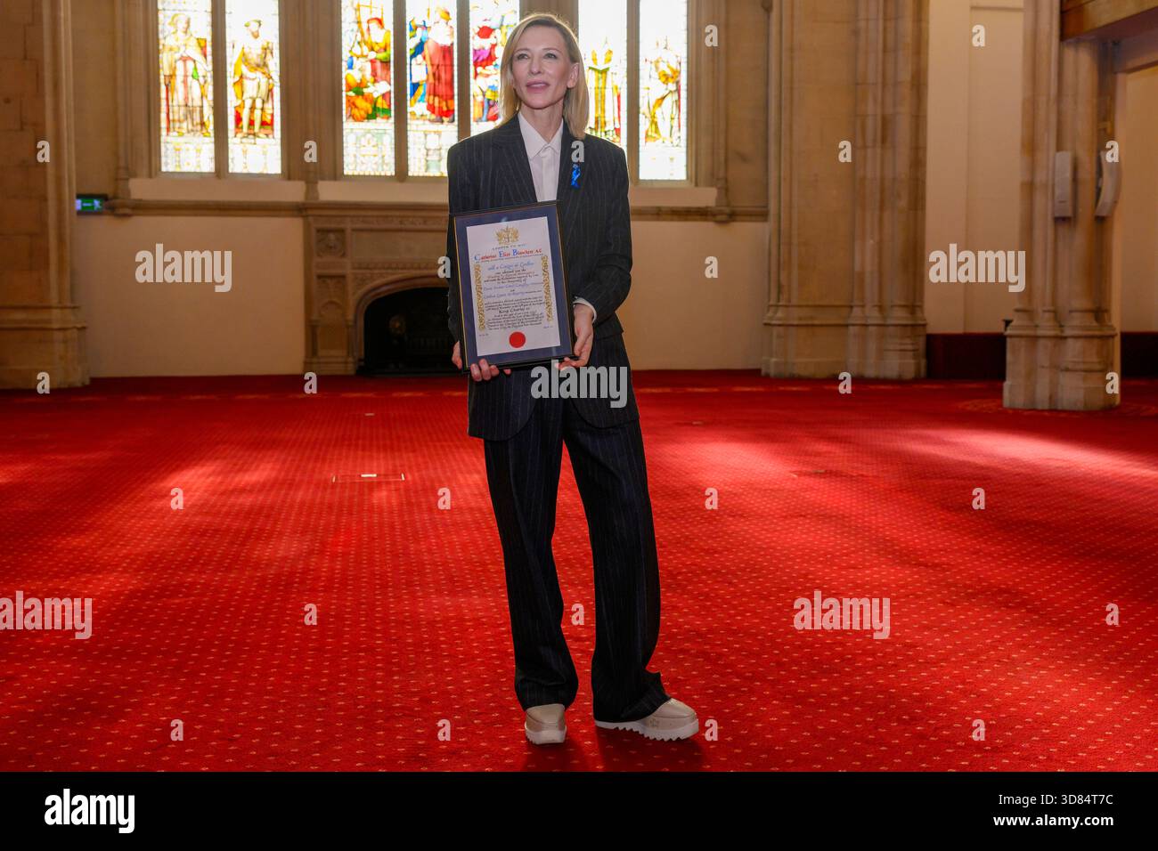 28/11/2025. London, Großbritannien die zweimalige Oscar-Gewinnerin Cate Blanchett erhält die Freedom of the City of London in Guildhall in Anerkennung ihres herausragenden Beitrags zum Drama und ihrer Kampagnen zu humanitären und globalen Umweltthemen. Cate Blanchett, die an der Zeremonie teilnahm, wurde von dem ehemaligen Lord Mayor of the City of London, Sir William Russell, und dem Vorsitzenden des Board of Governors der Guildhall School of Music & Drama, Emily Benn, nominiert Stockfoto