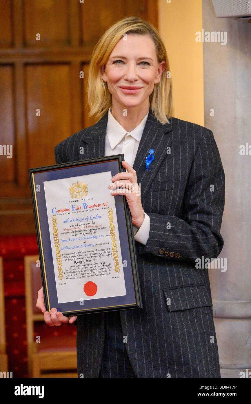 28/11/2025. London, Großbritannien die zweimalige Oscar-Gewinnerin Cate Blanchett erhält die Freedom of the City of London in Guildhall in Anerkennung ihres herausragenden Beitrags zum Drama und ihrer Kampagnen zu humanitären und globalen Umweltthemen. Cate Blanchett, die an der Zeremonie teilnahm, wurde von dem ehemaligen Lord Mayor of the City of London, Sir William Russell, und dem Vorsitzenden des Board of Governors der Guildhall School of Music & Drama, Emily Benn, nominiert Stockfoto