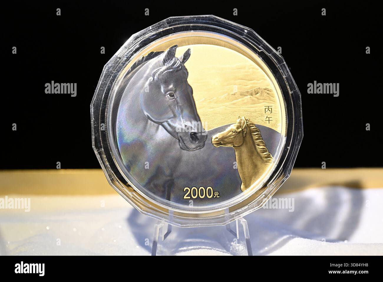 Peking, China. November 2025. Dieses Foto zeigt eine 150 g große Goldmünze zur Feier des chinesischen Sternzeichen-Jahres des Pferdes in Peking, Hauptstadt Chinas, am 28. November 2025. Die Volksbank von China gab am 26. November eine Reihe von Gedenkmünzen aus, um 2026, das Jahr des Pferdes, zu feiern. Die Sammlung, bestehend aus sechs Gold-, vier Silber- und einer Platin-Münze, ist als gesetzliches Zahlungsmittel in China ausgewiesen. Am Freitag fand hier eine Medienvorschau für die Gedenkmünzen statt. Quelle: Li Xin/Xinhua/Alamy Live News Stockfoto