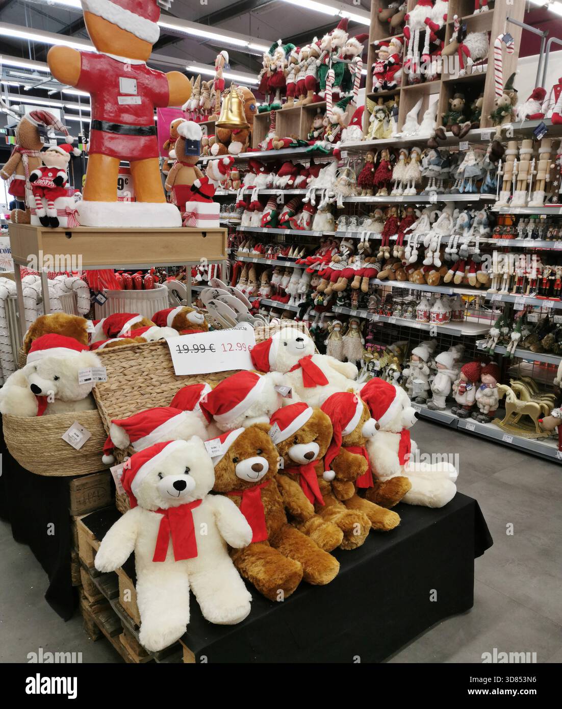 Mehrere Teddybären mit Weihnachtsmützen und roten Tüchern werden zum Verkauf angeboten. Sie werden in einem Geschäft angezeigt. Frankreich Stockfoto