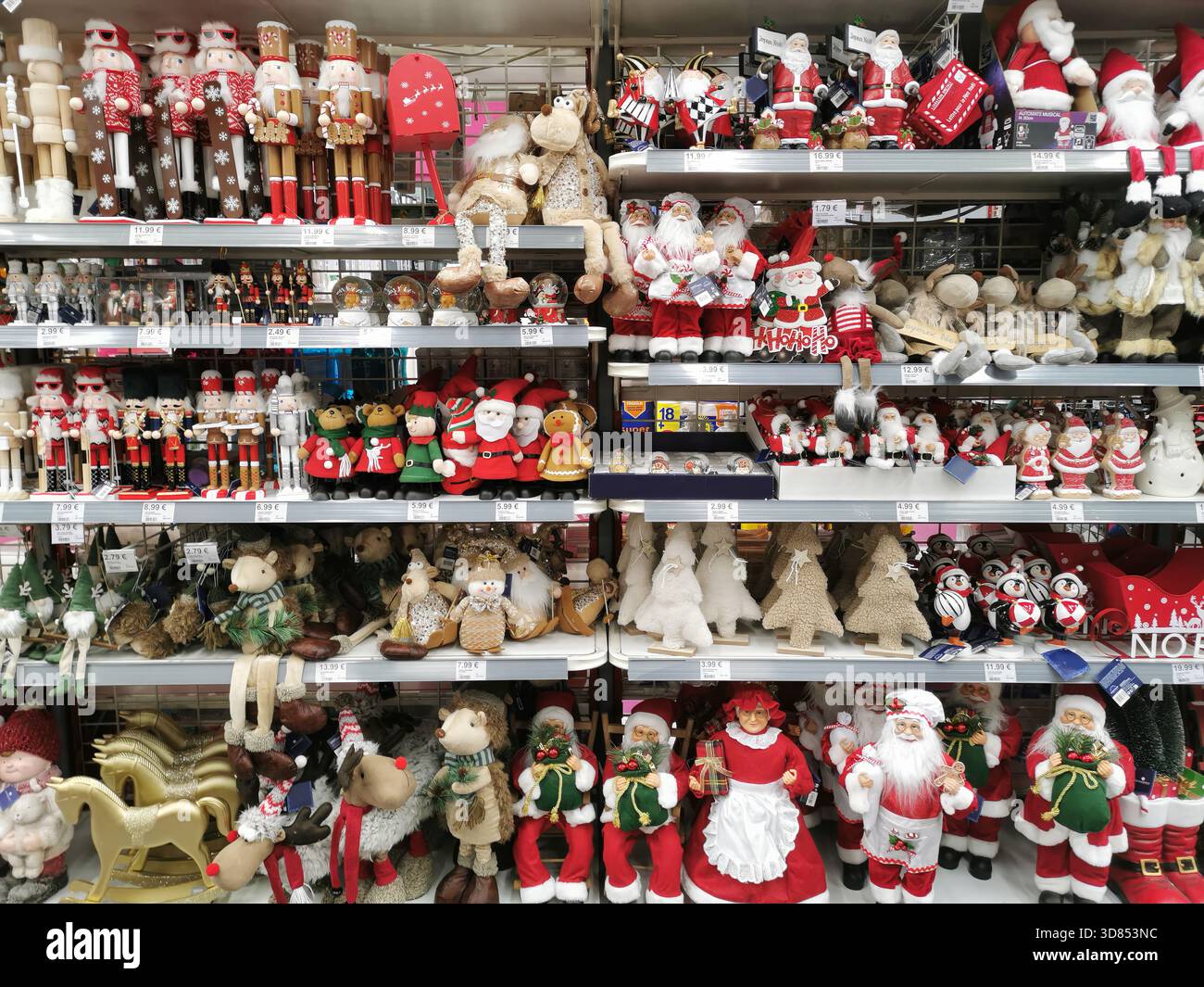 Verschiedene Merchandise im Weihnachtsgeschäft in den Regalen. Gefüllte Weihnachtsmannsfiguren, Rentiere und andere Plüschdekorationen füllen die Regale. Frankreich Stockfoto