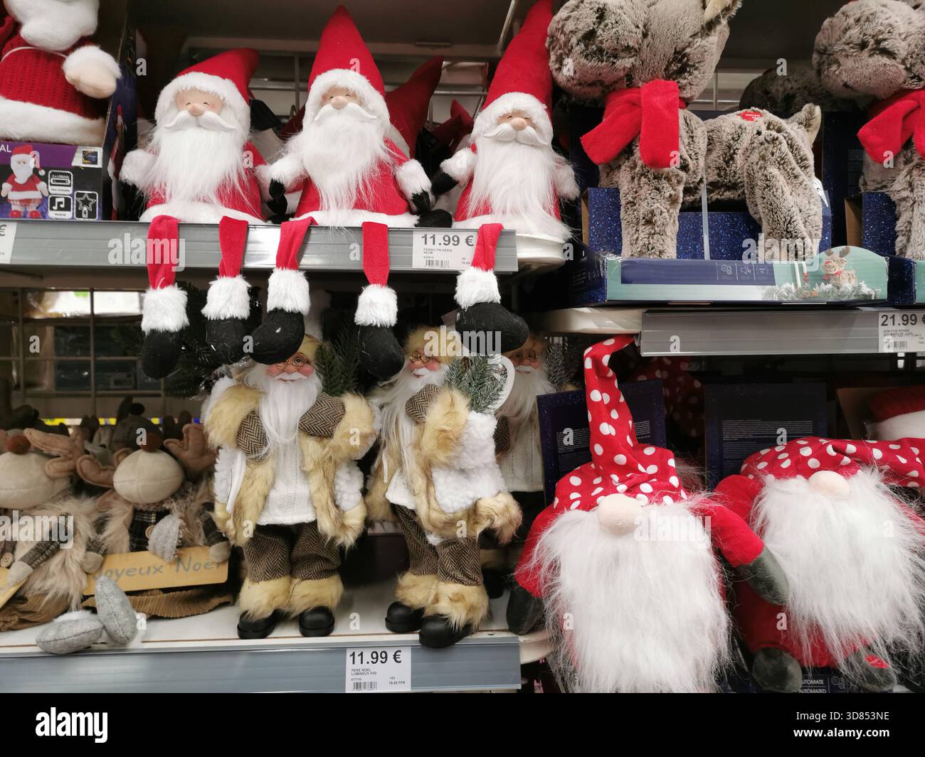 Verschiedene Merchandise im Weihnachtsgeschäft in den Regalen. Gefüllte Weihnachtsmannsfiguren, Rentiere und andere Plüschdekorationen füllen die Regale. Frankreich Stockfoto