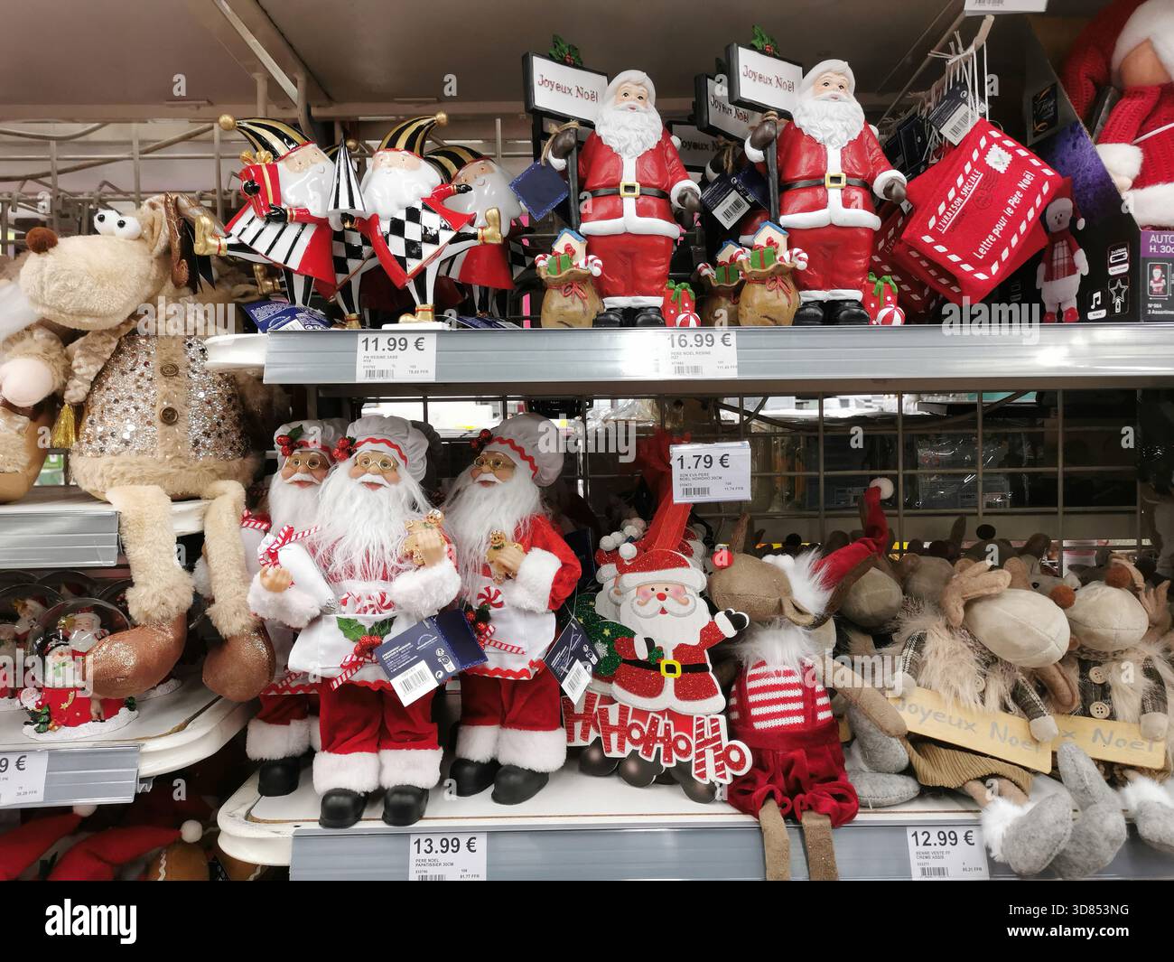 Verschiedene Merchandise im Weihnachtsgeschäft in den Regalen. Gefüllte Weihnachtsmannsfiguren, Rentiere und andere Plüschdekorationen füllen die Regale. Frankreich Stockfoto
