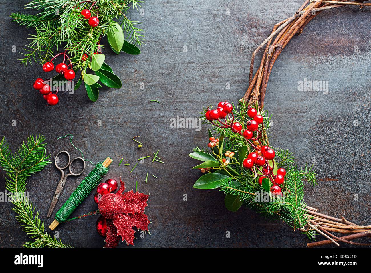 Weihnachtskränze aus natürlichen Zweigen von Fichte, wacholder und stechpalmen-roten Beeren. Dekorationen für den weihnachtskranz zu Hause Stockfoto
