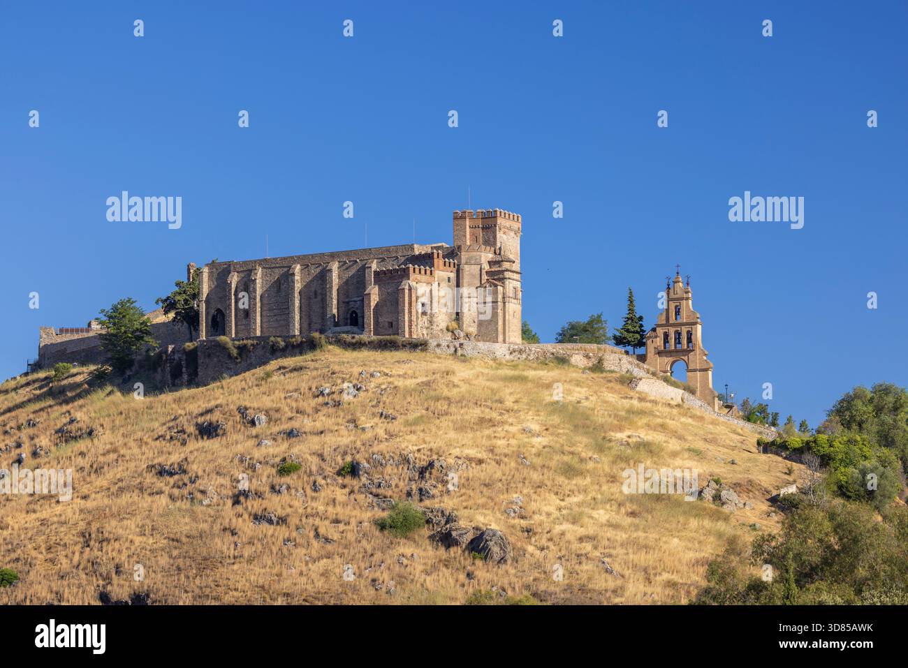 Historische Nuestra Senora und Burgruinen auf einem trockenen Hügel in Aracena, Huelva, Spanien Stockfoto