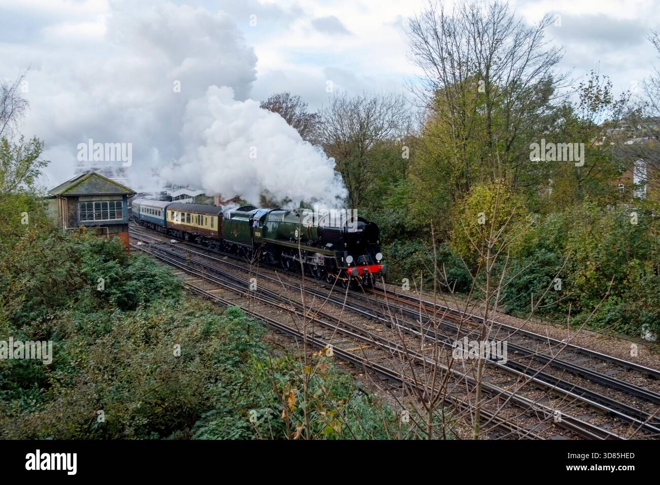 Eine spezielle Dampfeisenbahn (Sussex Belle), die am 19. November 2025 am Lewes-Stellwerk vorbeifuhr, wurde von der ehemaligen Southern Railway Merchant Navy Class locom gezogen Stockfoto