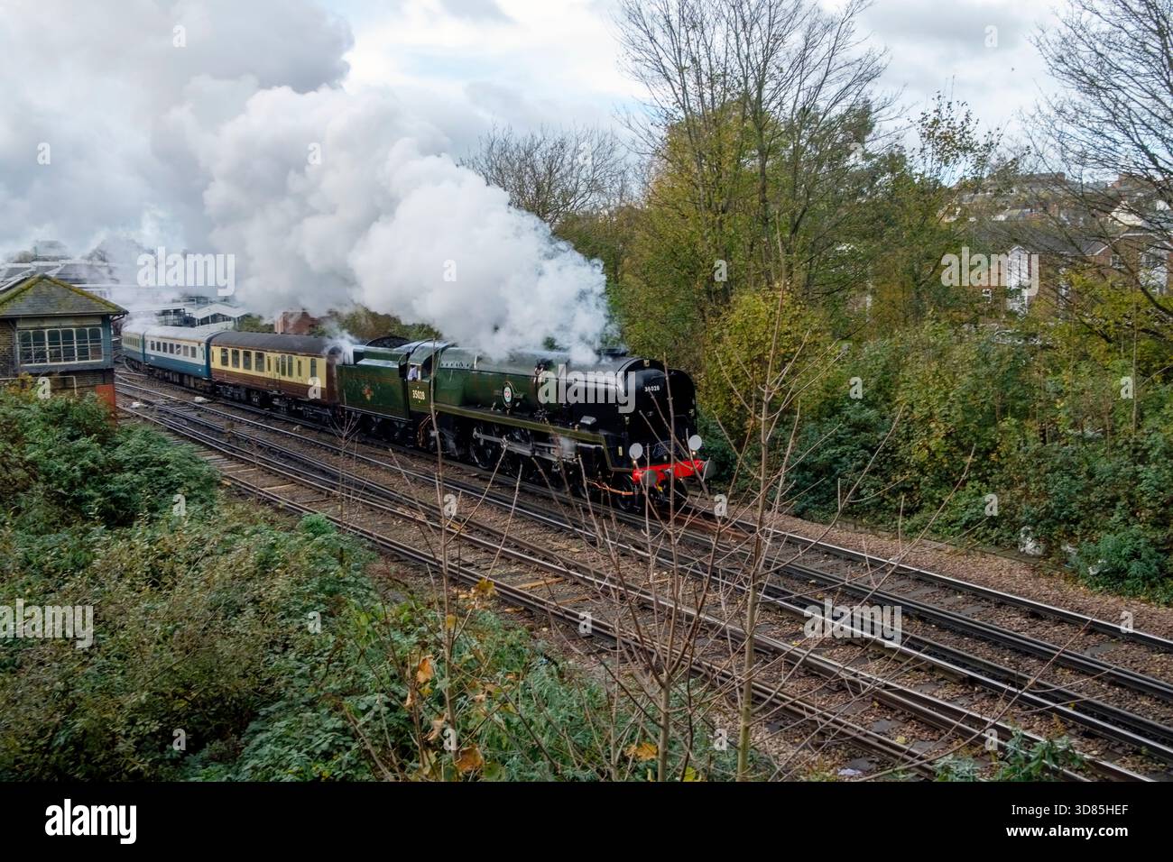 Eine spezielle Dampfeisenbahn (Sussex Belle), die am 19. November 2025 am Lewes-Stellwerk vorbeifuhr, wurde von der ehemaligen Southern Railway Merchant Navy Class locom gezogen Stockfoto