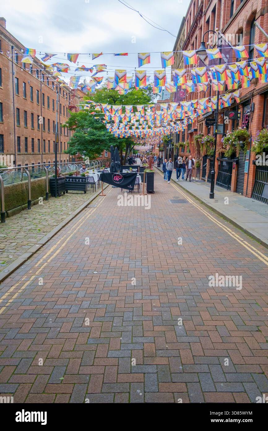 Bunting fliegt über die Canal Street in Manchesters Schwulendorf Stockfoto